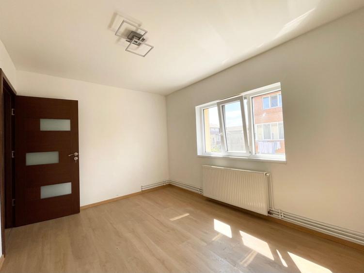 Apartament cu 2 camere semidecomandat în Soarelui