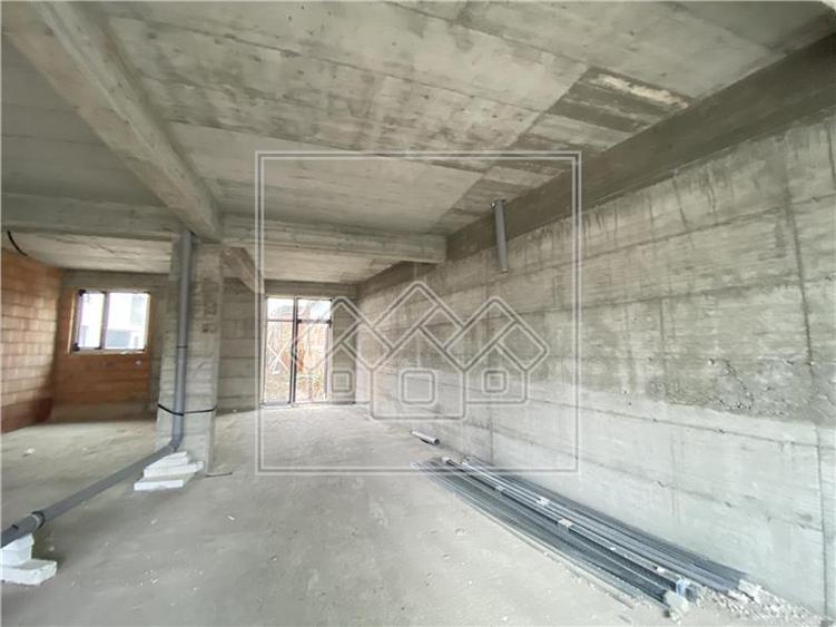 Spațiu comercial, de 147.39999389648 mp, în Piața Cluj