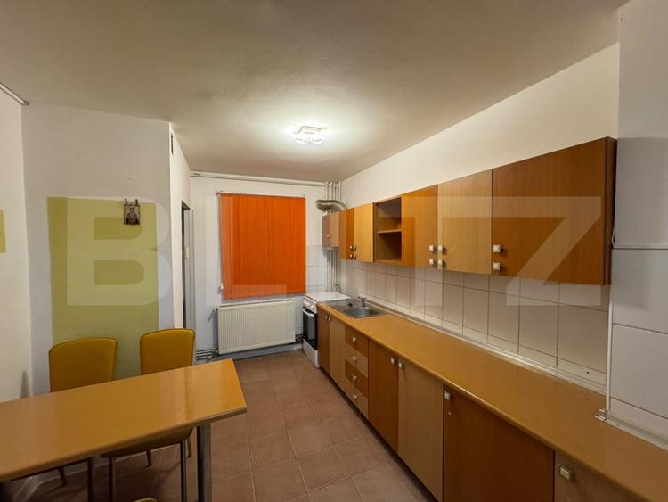 Apartament cu 3 camere decomandat, mobilat în Torontalului