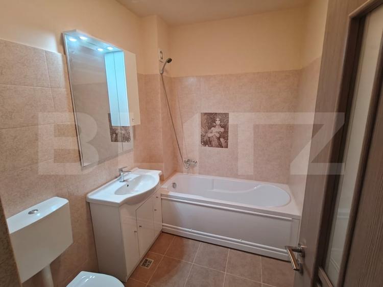 Apartament cu 3 camere semidecomandat, mobilat în Florești