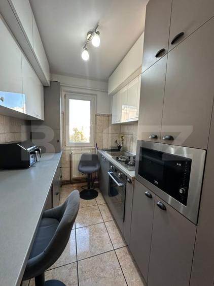 Apartament cu 3 camere semidecomandat, mobilat în Craiovița Nouă