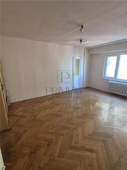 Apartament cu 3 camere decomandat în Lipovei