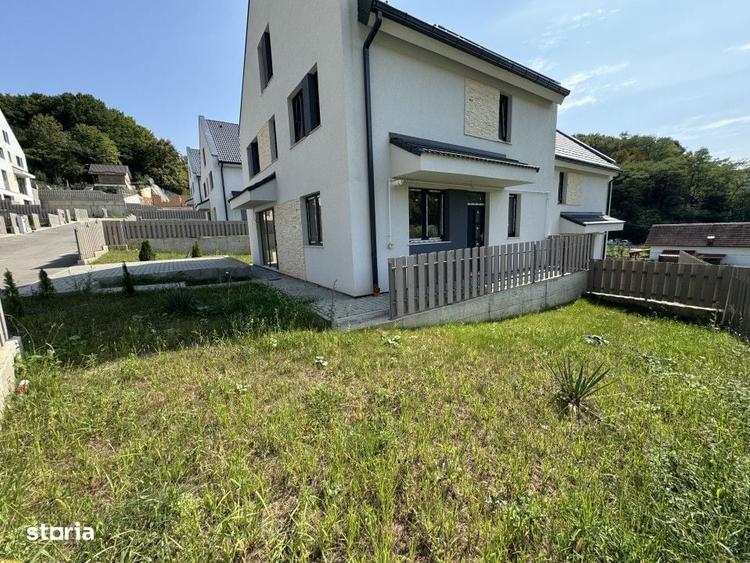 Casă cu 4 camere semidecomandat în Tău