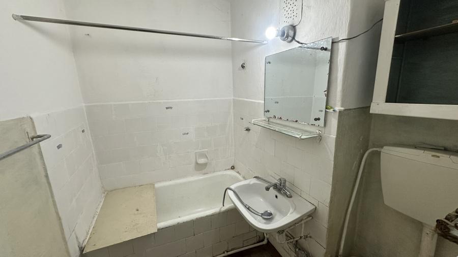 Apartament cu 3 camere semidecomandat în Craiovei