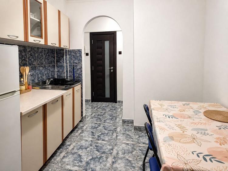 Apartament cu 2 camere semidecomandat, mobilat în Central