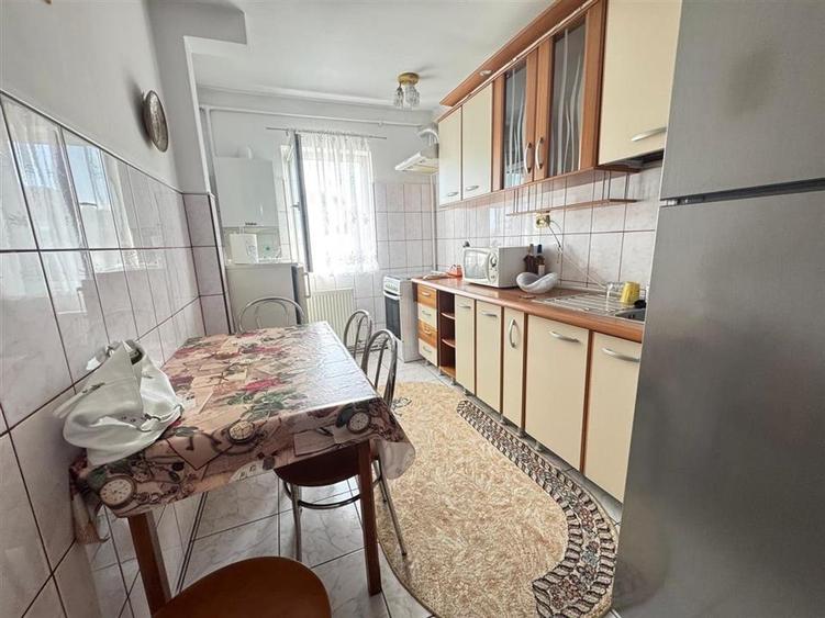 Apartament cu 3 camere decomandat, mobilat în Valea Aurie
