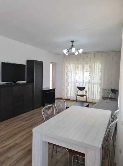 Apartament cu 3 camere semidecomandat în Tătărași