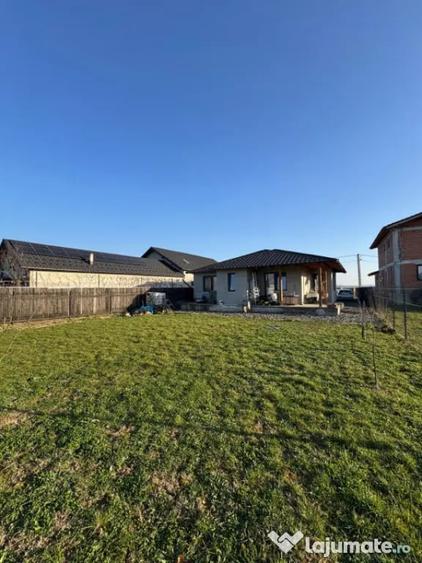 Casă cu 7 camere cu Teren 670 Mp în Săsar