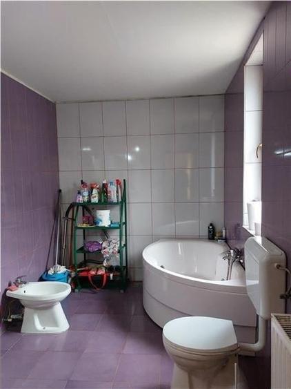 Casă individuală cu 8 camere cu Canalizare în Gai