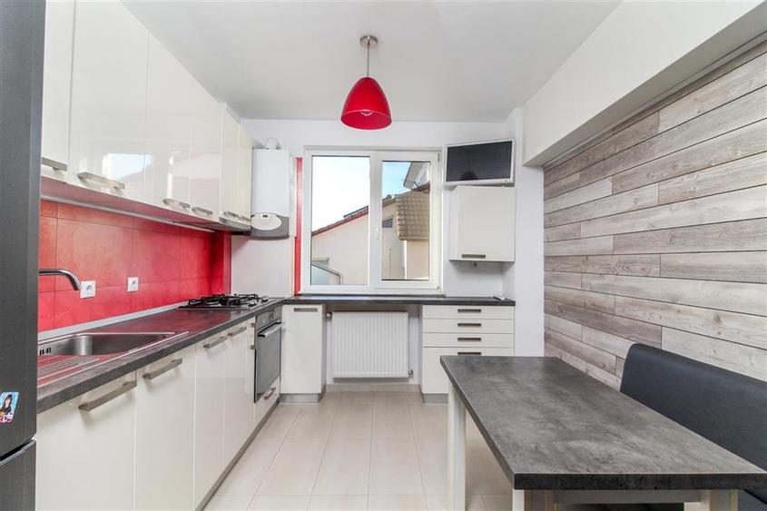 Apartament cu 3 camere semidecomandat, mobilat în Andrei Mureșanu