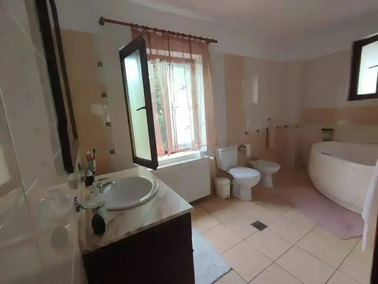 Casă cu 5 camere cu Canalizare în Central
