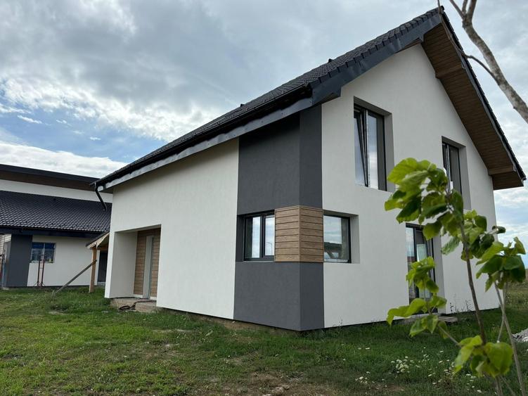 Casă individuală cu 5 camere cu Canalizare în Șura Mică