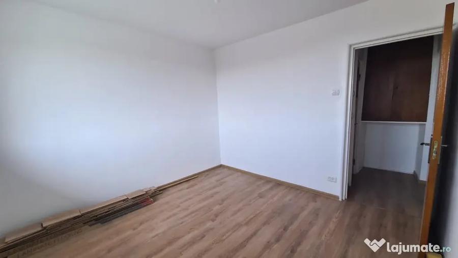 Apartament cu 3 camere decomandat în Sud
