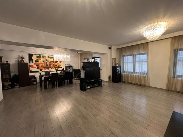 Apartament cu 5 camere decomandat în Herăstrău