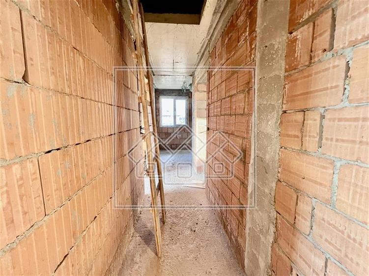 Casă individuală cu 7 camere cu Teren 727 Mp în Central