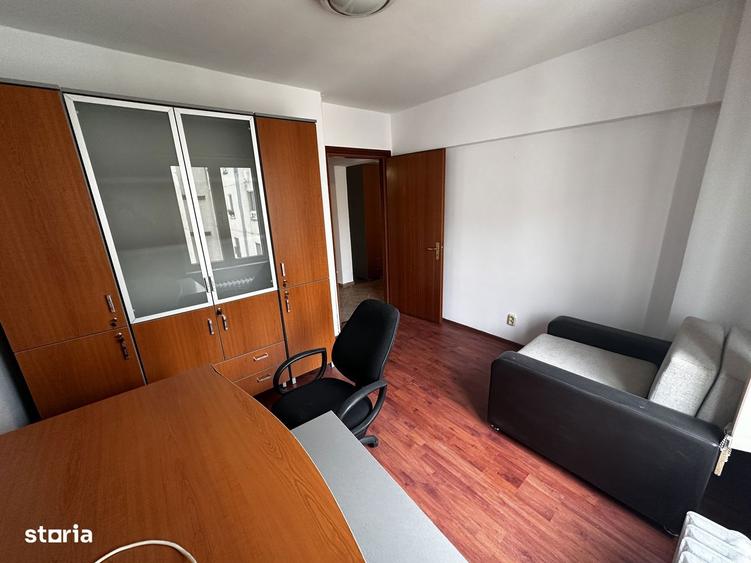 Apartament cu 3 camere semidecomandat, mobilat în Văcăresti