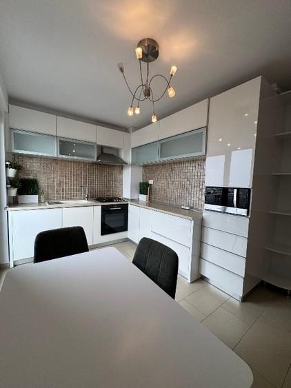 Apartament cu 4 camere decomandat, mobilat în Europa