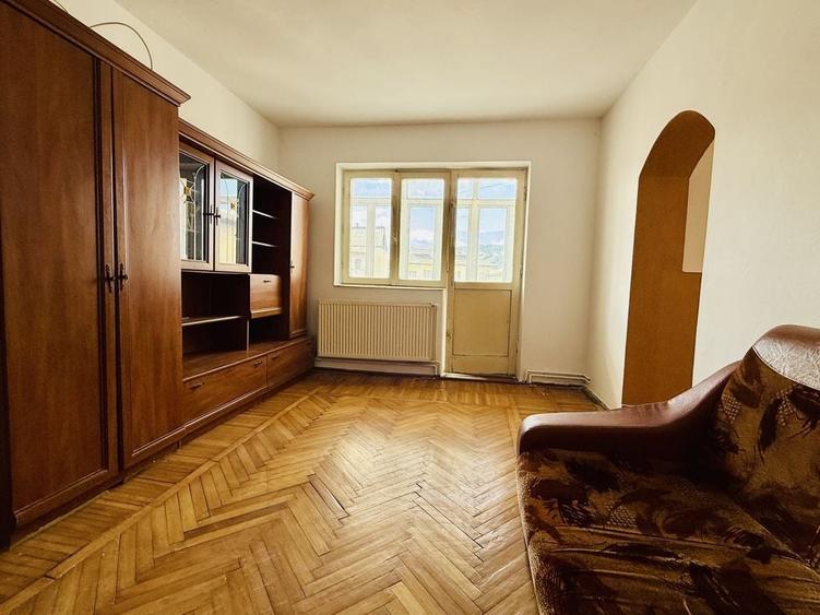 Apartament cu 3 camere semidecomandat în Central