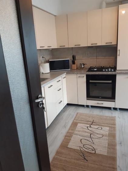 Apartament cu 2 camere semidecomandat, mobilat în Tomis Nord