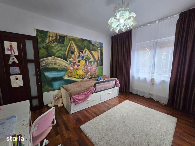 Casă cu 4 camere în Sintești