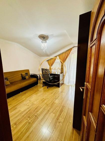 Apartament cu 4 camere decomandat în Trocadero