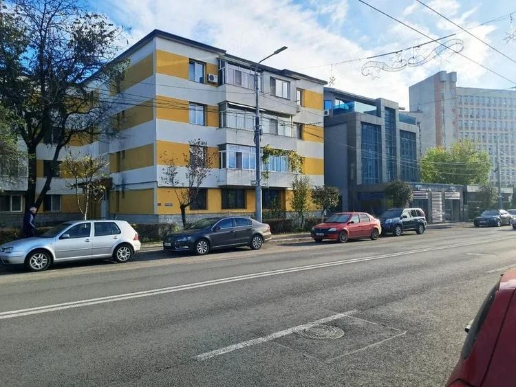Proprietar, vand apartament cu 2 camere, decomandate situat pe bulevardul Republicii. - 3