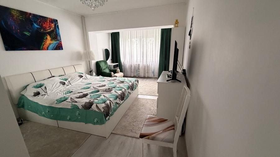 Apartament cu 5 camere decomandat, mobilat în Băneasa