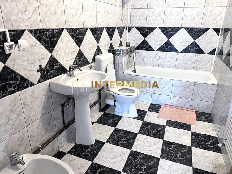 Casă individuală cu 4 camere cu Canalizare în Cetate