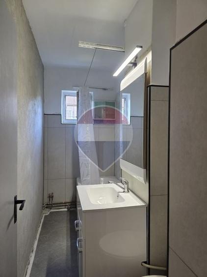 Apartament cu 3 camere semidecomandat, mobilat în Central