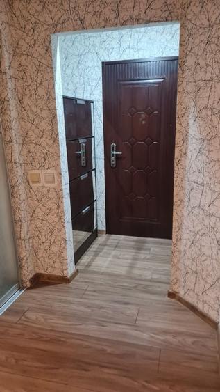 Apartament cu 3 camere decomandat în Craiovița Nouă