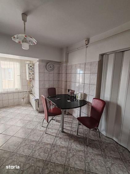 Apartament cu 4 camere decomandat în Traian