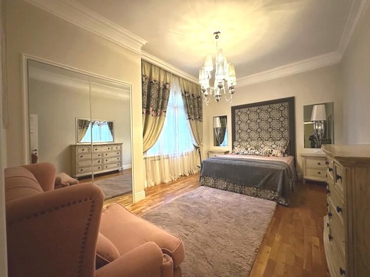 Apartament cu 5 camere semidecomandat, mobilat în Capitale