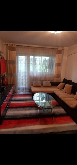 Apartament cu 3 camere semidecomandat în Colentina