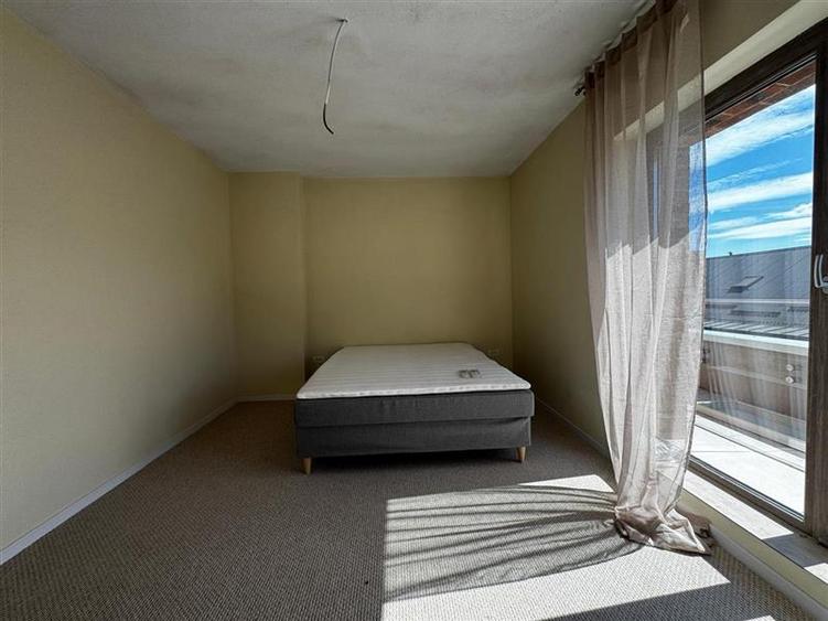 Apartament cu 3 camere semidecomandat, mobilat în Borhanci