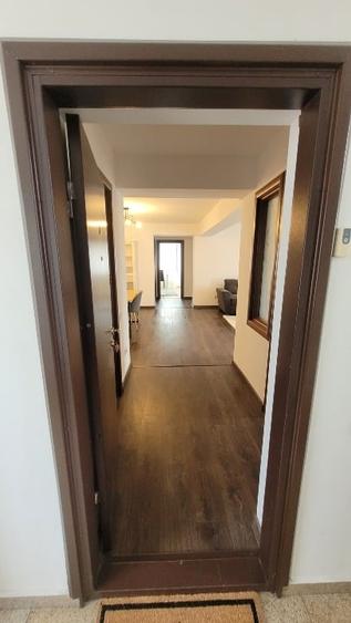 Apartament cu 3 camere semidecomandat în Chitila