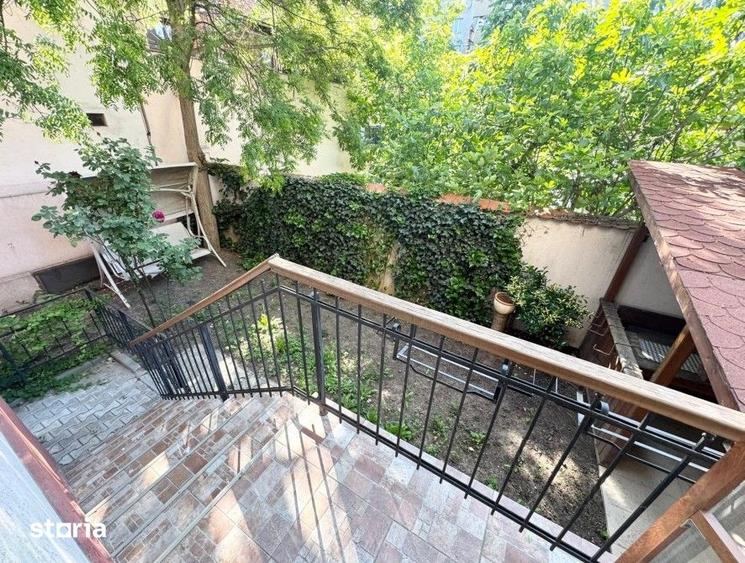 Casă cu 8 camere cu Teren 250 Mp în Tei