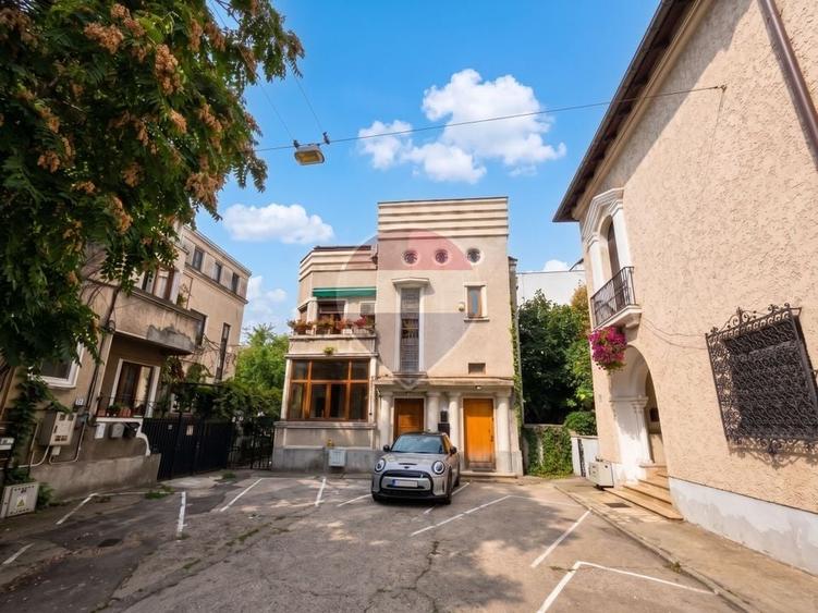 Apartament cu 3 camere semidecomandat în Dorobanți