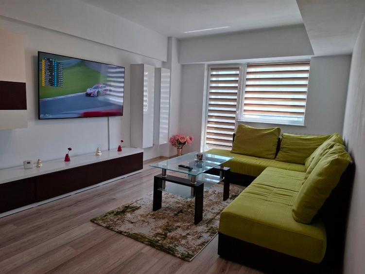 Apartament cu 3 camere decomandat în Calea București
