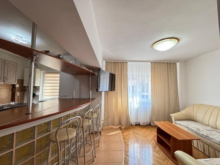 Apartament cu 3 camere decomandat, mobilat în Vasile Aaron