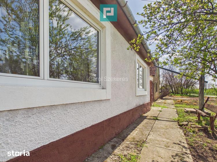 Casa cu 3 camere ?i 1047 mp in Peregu Mic