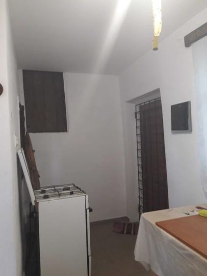 Casă cu 3 camere decomandat în Cioroiașu