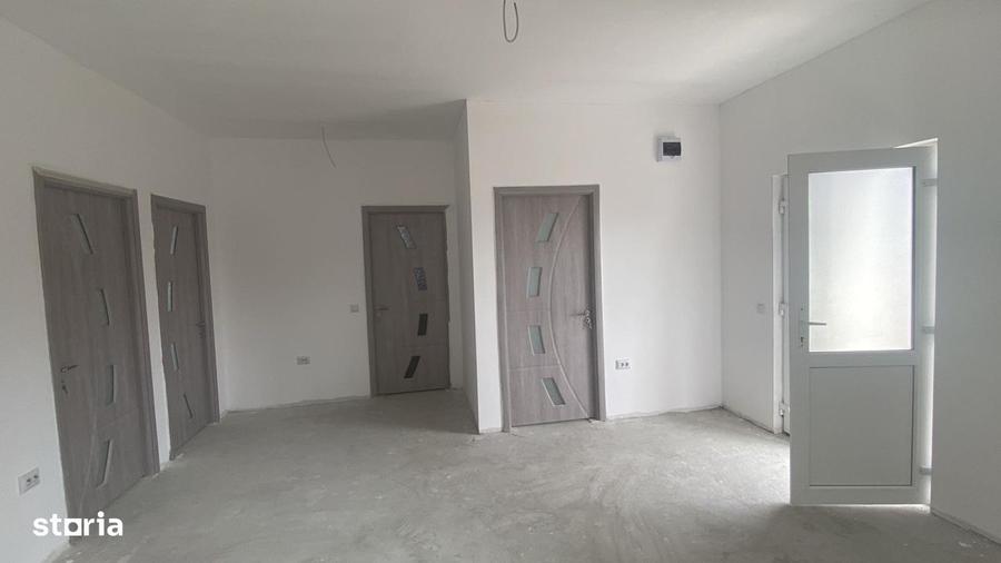 Casă cu 4 camere în Lumina