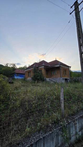 Casă cu 2 camere cu Teren 2563 Mp în Boiu
