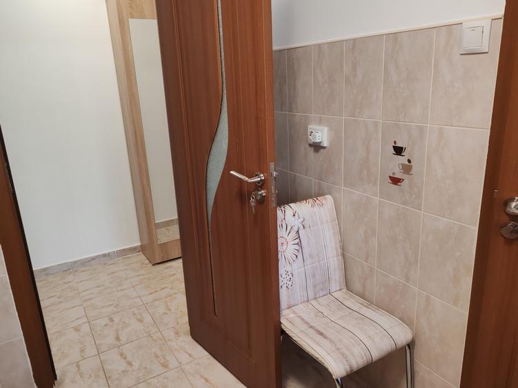 Apartament cu 3 camere semidecomandat, mobilat în Centrul Civic