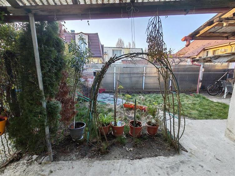 Casă cu 5 camere cu Teren 290 Mp în Podul de Piatră