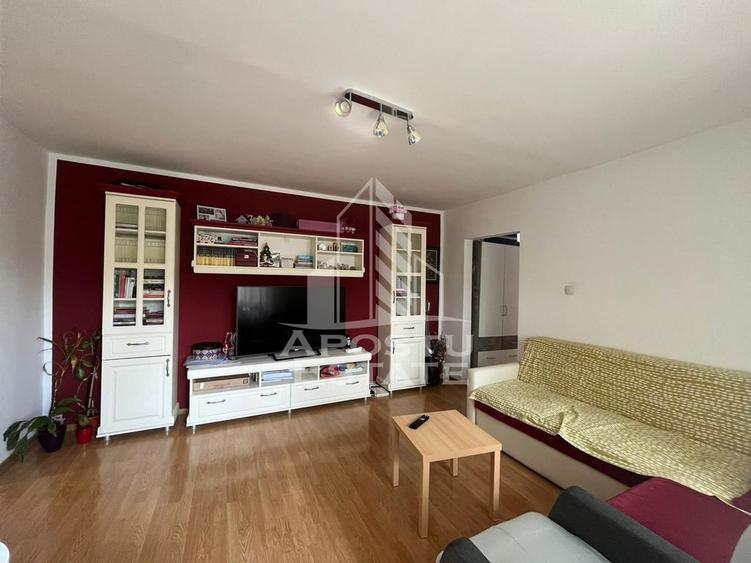 Apartament cu 3 camere semidecomandat, mobilat în Soarelui