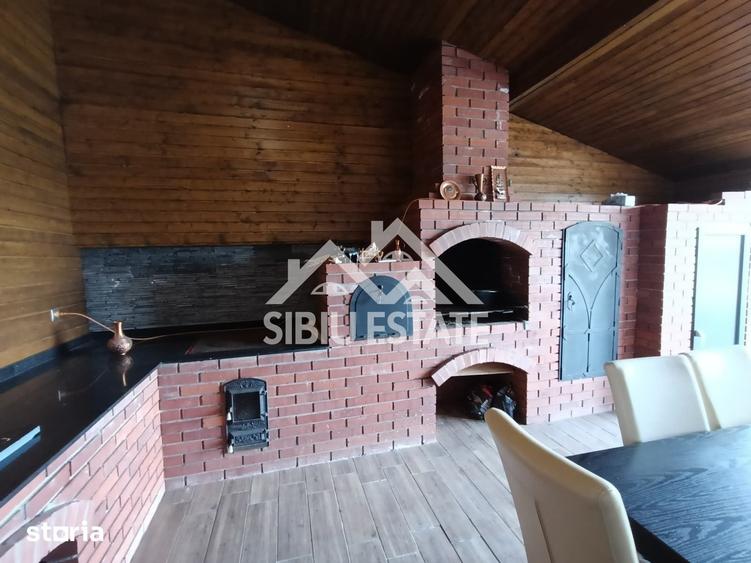 Casă cu 6 camere cu Teren 670 Mp în Roșia