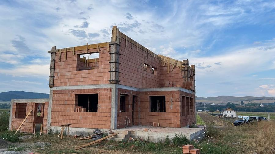 Casă individuală cu 4 camere cu Teren 500 Mp în Periferie