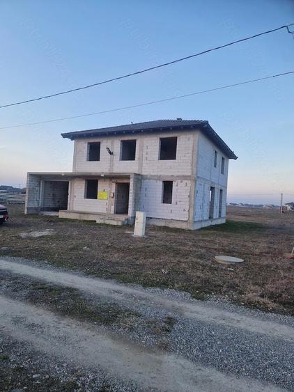 Casă cu Teren 1000 Mp în Central