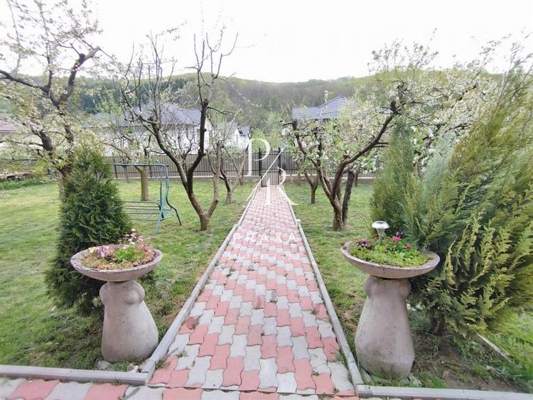 Casă individuală cu 6 camere cu Teren 1300 Mp în Tăuți